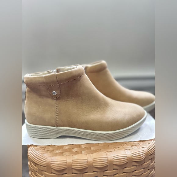 SOLD Ladies Boots - Picture 4 of 7